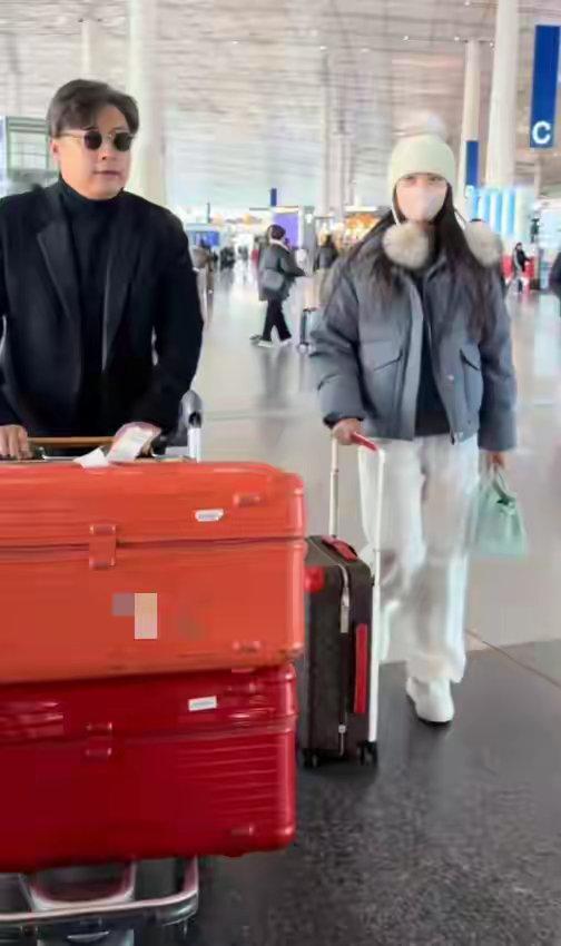 王诗龄假期结束返校上学，老爸又亲自送机，王岳伦打扮似霸道总裁 