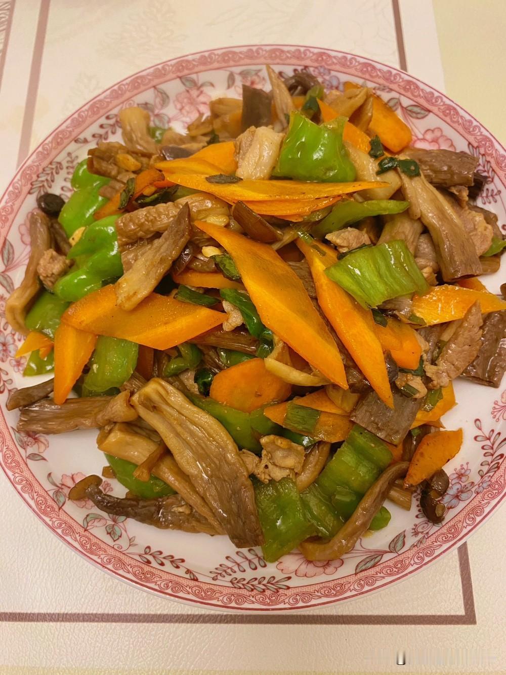 在饭店吃过一次鹿茸菇，感觉很好吃，在网上下单也买了一袋鹿茸菇。

这鹿茸菇是干的