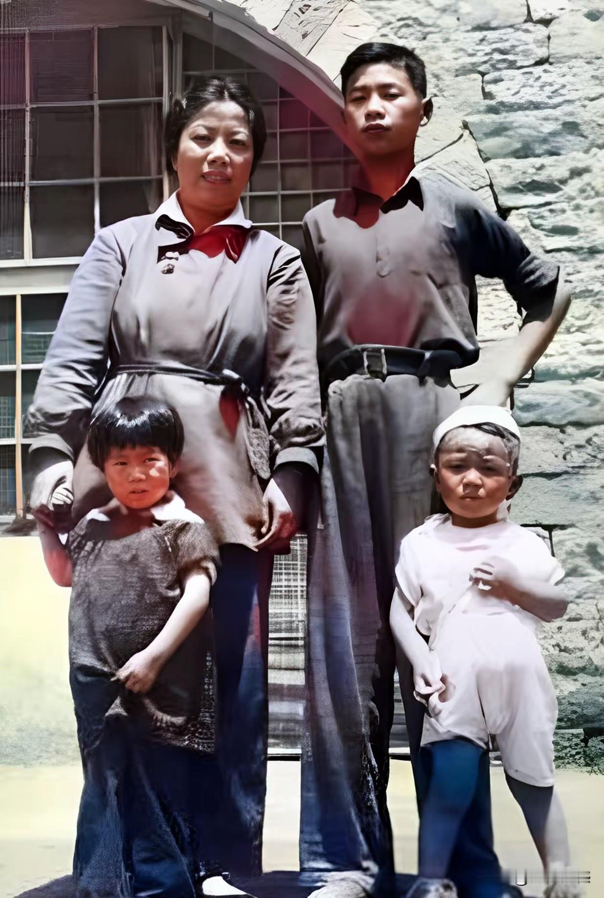 这张照片太珍贵了，本人也是第一次看到这张照片，这是邓妈妈在延安时期和三个孩子在一