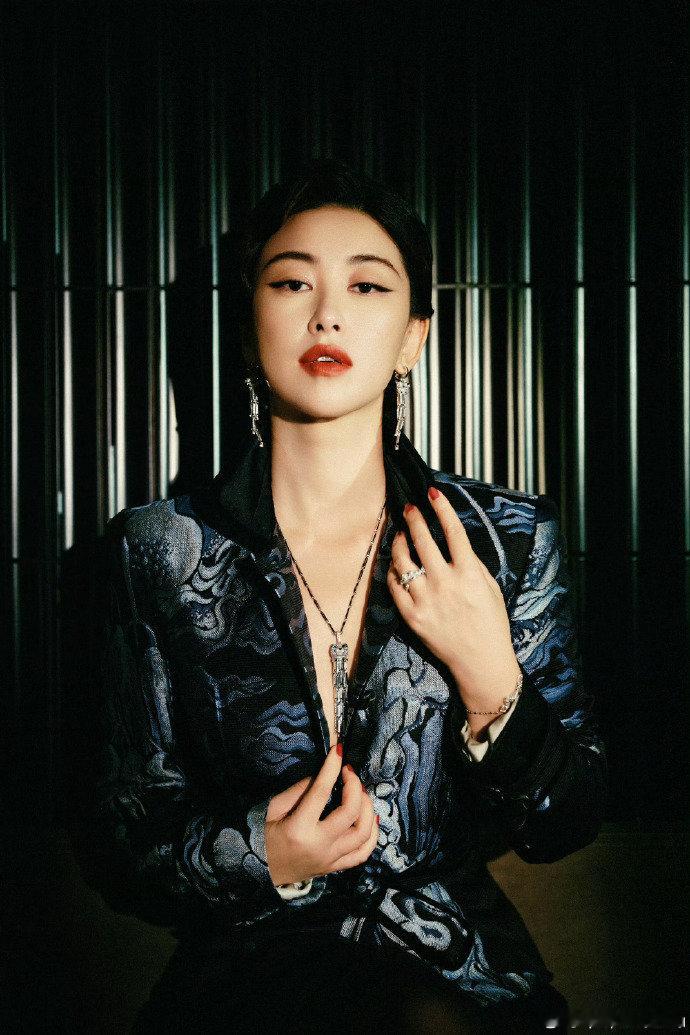 朱珠都市剧赛道的神朱珠都市剧演一部火一部 朱珠的演技是那种越品越有味道的类型。《