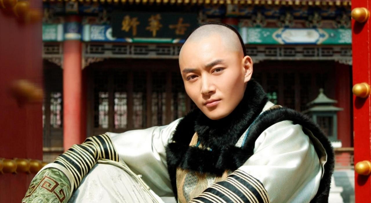 康熙皇十七子、雍正十七弟允礼，也就是《甄嬛传》中和孝圣宪皇后钮祜禄氏甄嬛有暧昧关