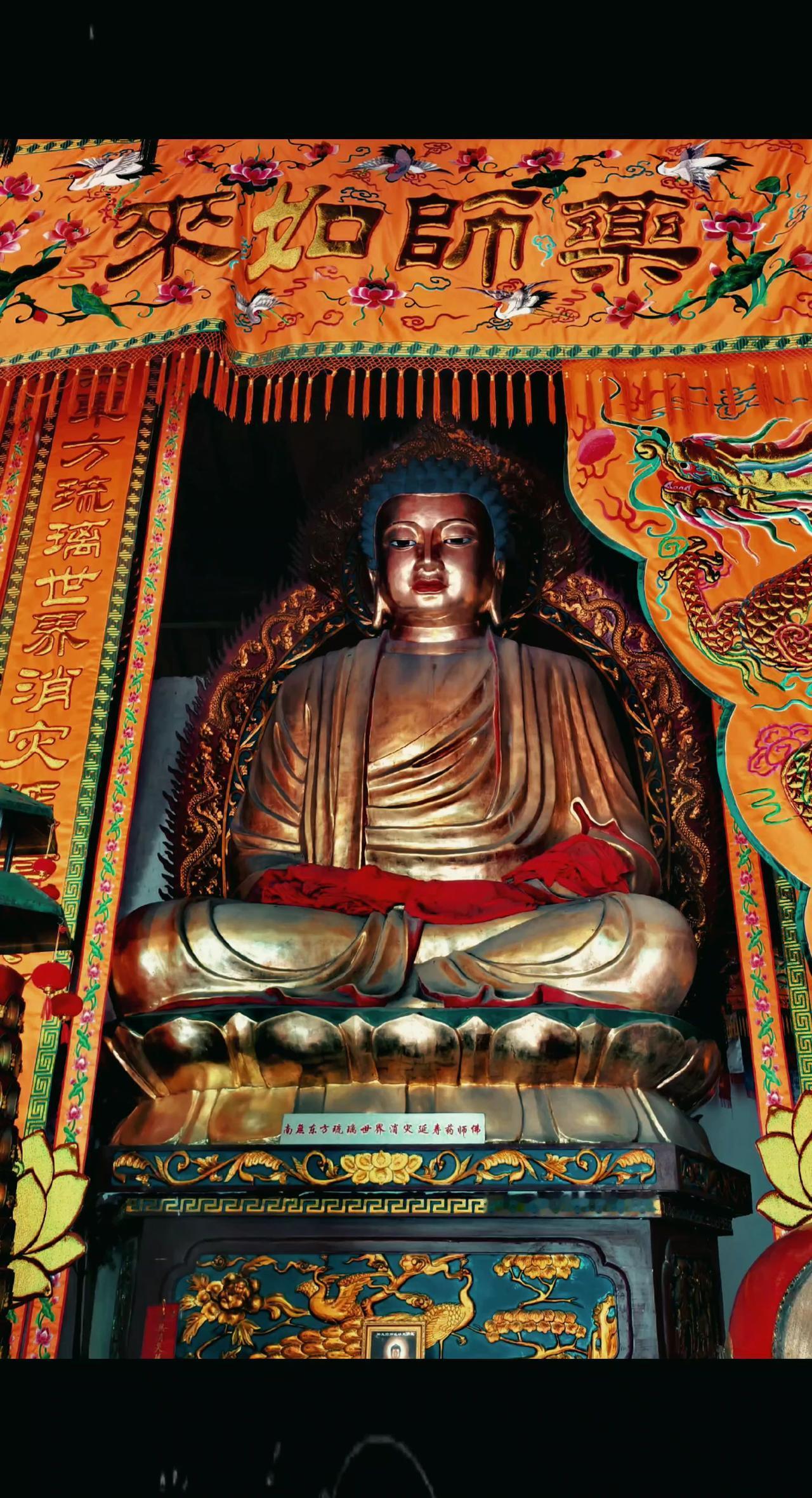 修十善，断十恶。 身：不杀生、不偷盗、不邪淫，远离三恶行； 口：不妄语、不两舌、
