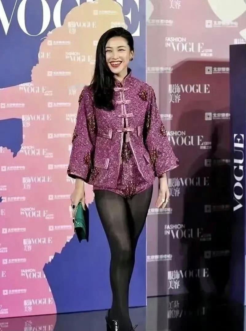 朱珠这一身搭配算是灾难了吧，特别是那短裤看着就很尴尬 ​​​