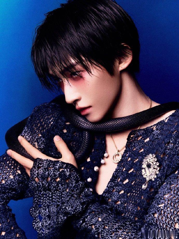 刘宇微博之夜出图用真蛇，蛇皮是真的光滑真的吓人啊 