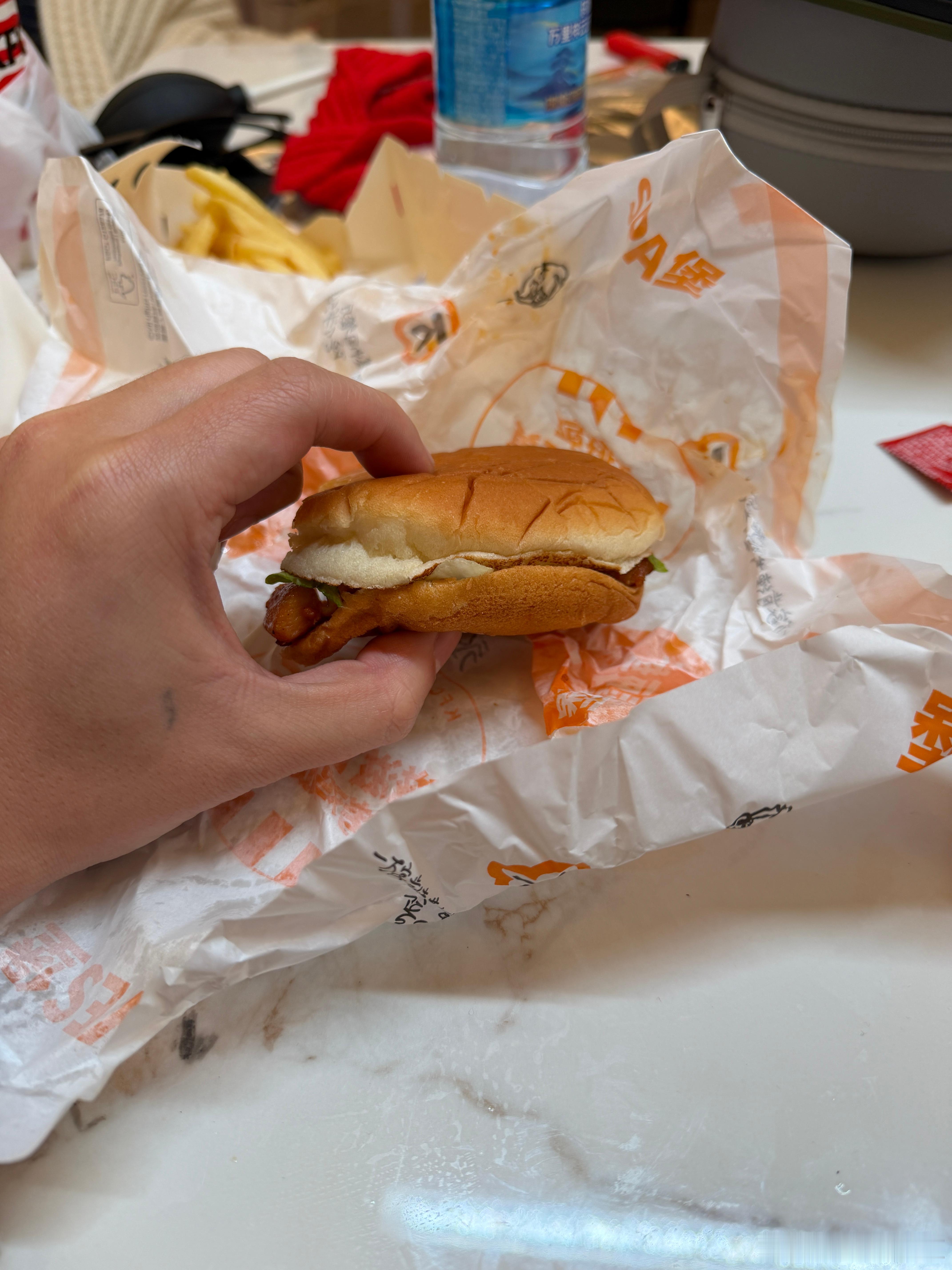 现在吃个肯德基汉堡这么小？你敢不敢再抠点肯德基 成都