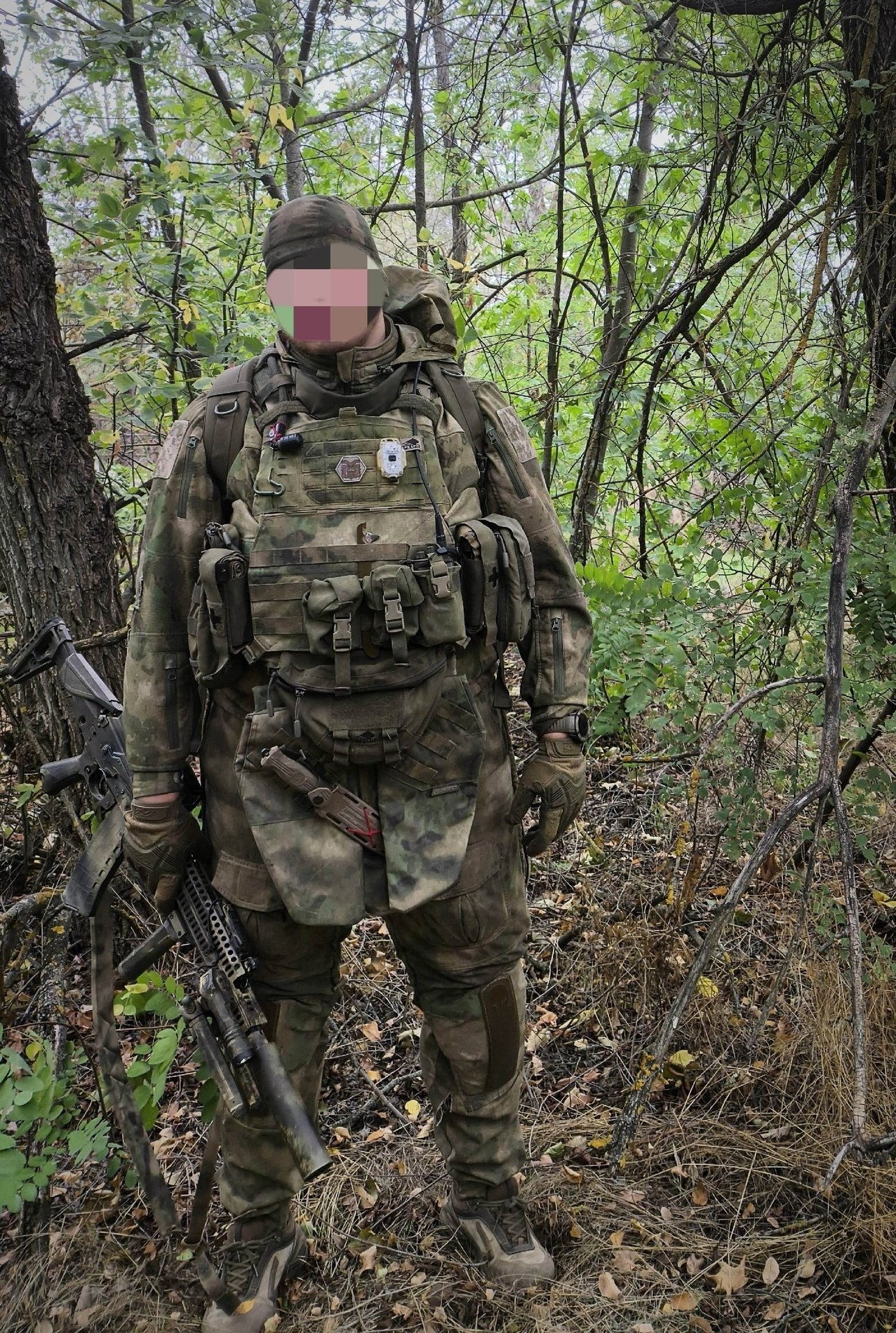 使用换装第三方金属护木的AK12M1步枪的俄军特战烽火问鼎计划