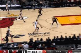 范弗里特冲小史密斯“发火”的原因
北京时间1月9日，火箭与热火的比赛进行至第3节