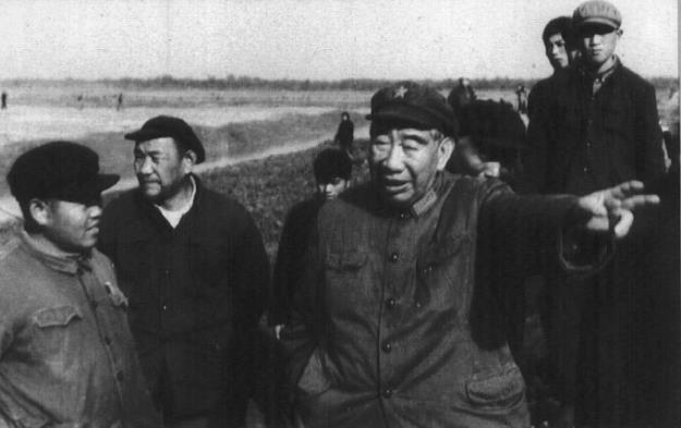 1977年春，杨国夫在山东省鱼台县检查水产工作。