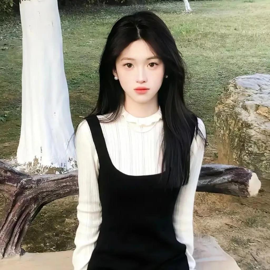 在绿意盎然的公园里，我与大自然亲密接触，享受宁静的午后时光。自然漫步时光 公园散