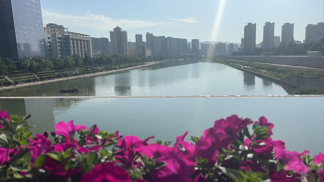 炎炎夏日，虽然空气中刮来的风都是热的，但外面的美景依然很诱人。