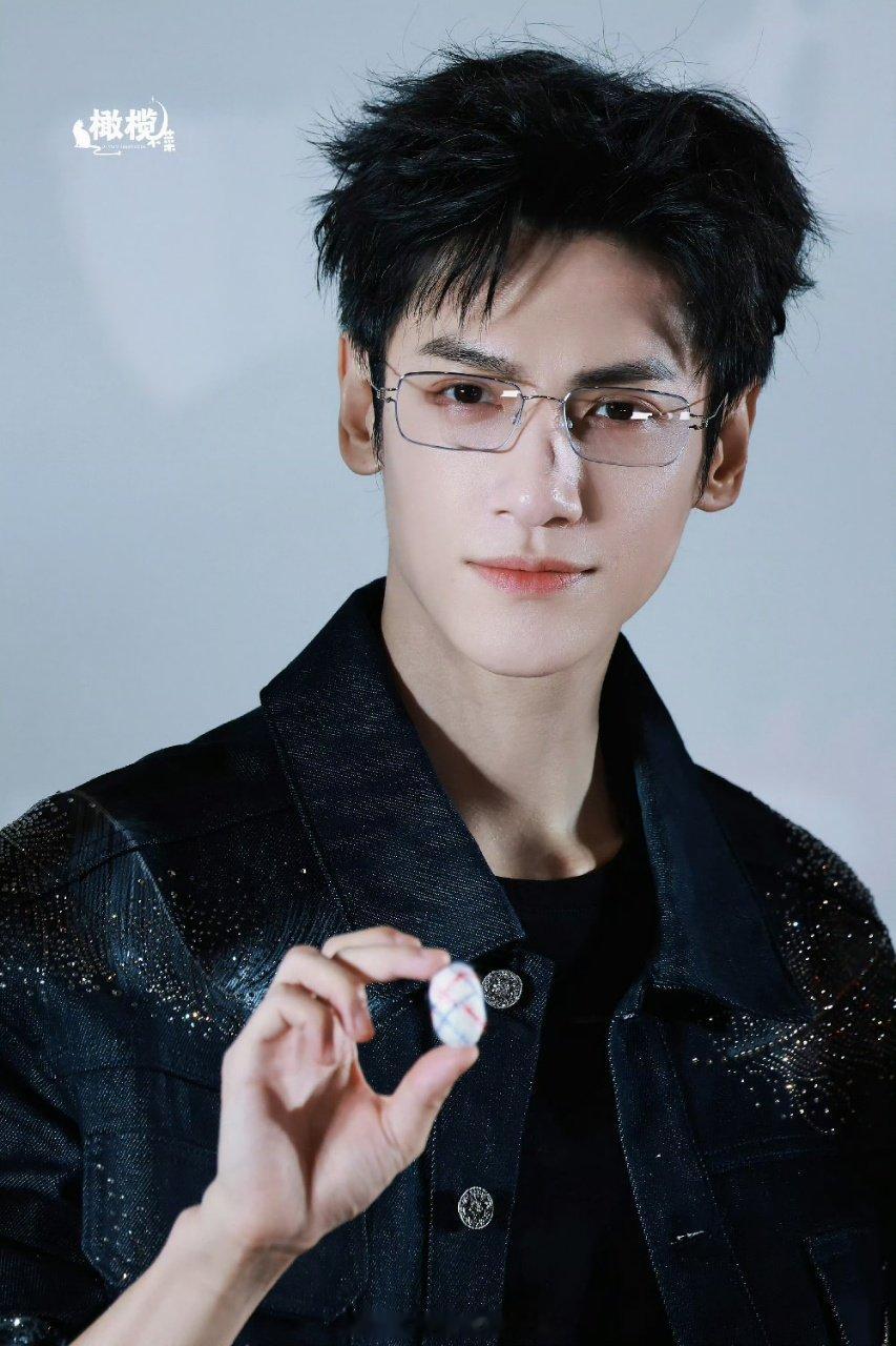 罗云熙无框眼镜daddy级别罗云熙无框眼镜主人级别 罗云熙和无框眼镜的适配度 罗