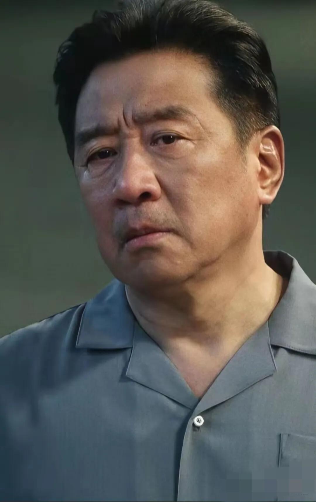一个演员，戏拍了七成，突然要求片酬翻倍，不给就罢演。导演二话不说，把已经拍好的几