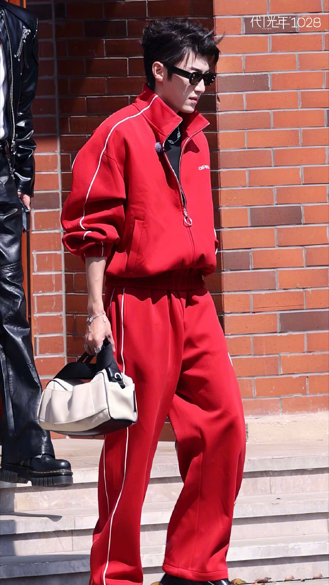 代旭路透能当写真用代旭路透还在出神图代旭这哪是路透啊，这是行走的画报吧！！白衬衫