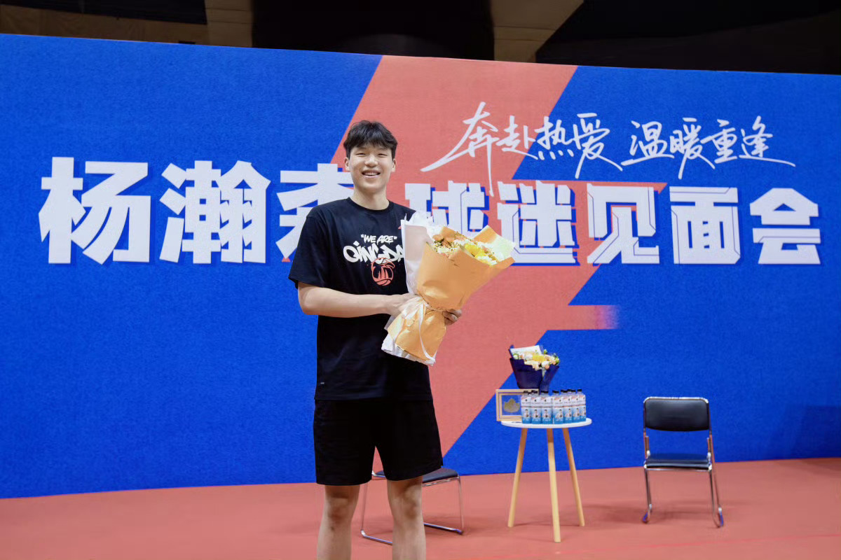 杨瀚森 杨瀚森在6月8日正式向国家队报到，这个日子得好好记下来。上一次他穿国家队