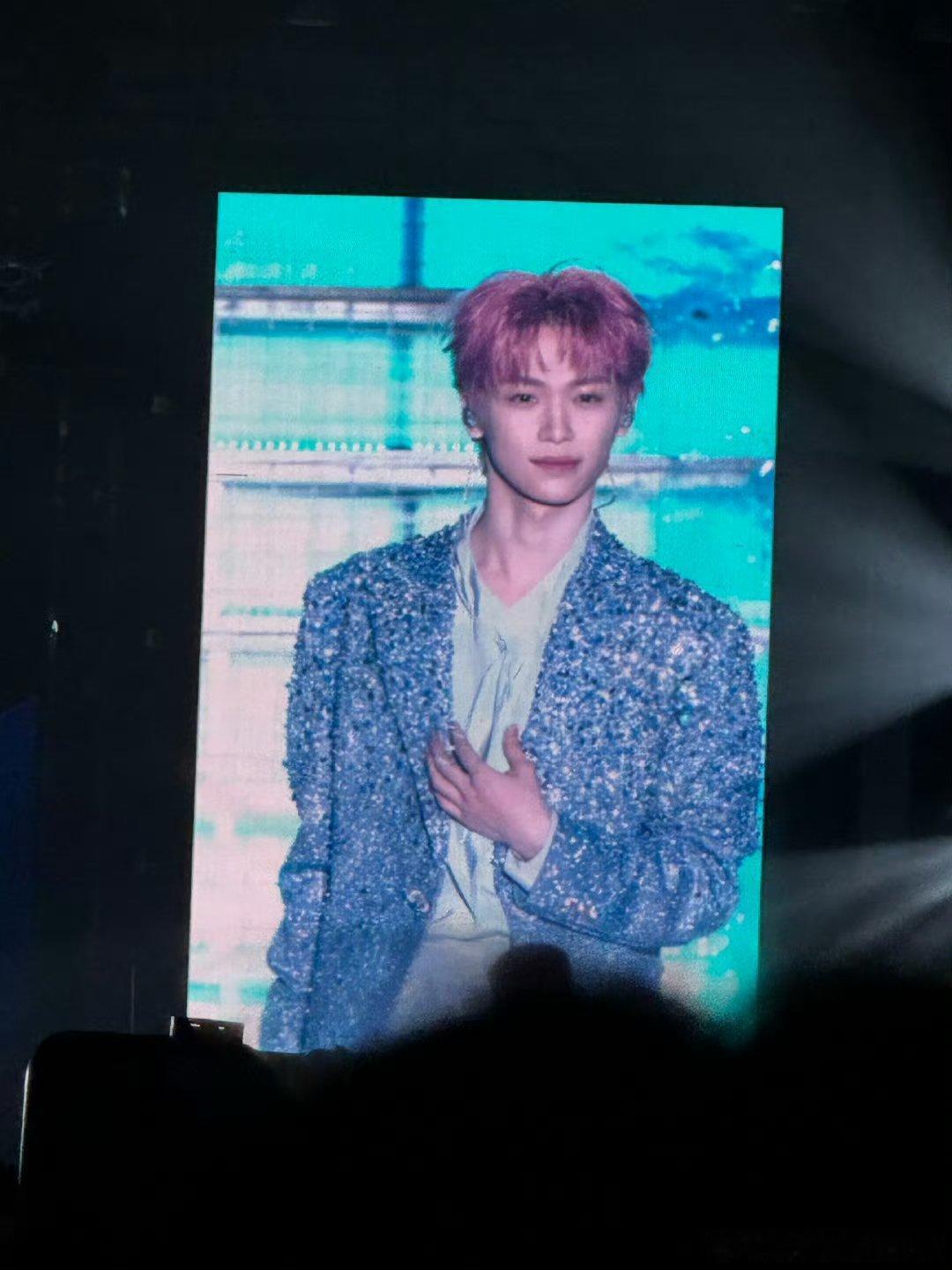 梓渝演唱会大屏生图，好像并没有见光死啊