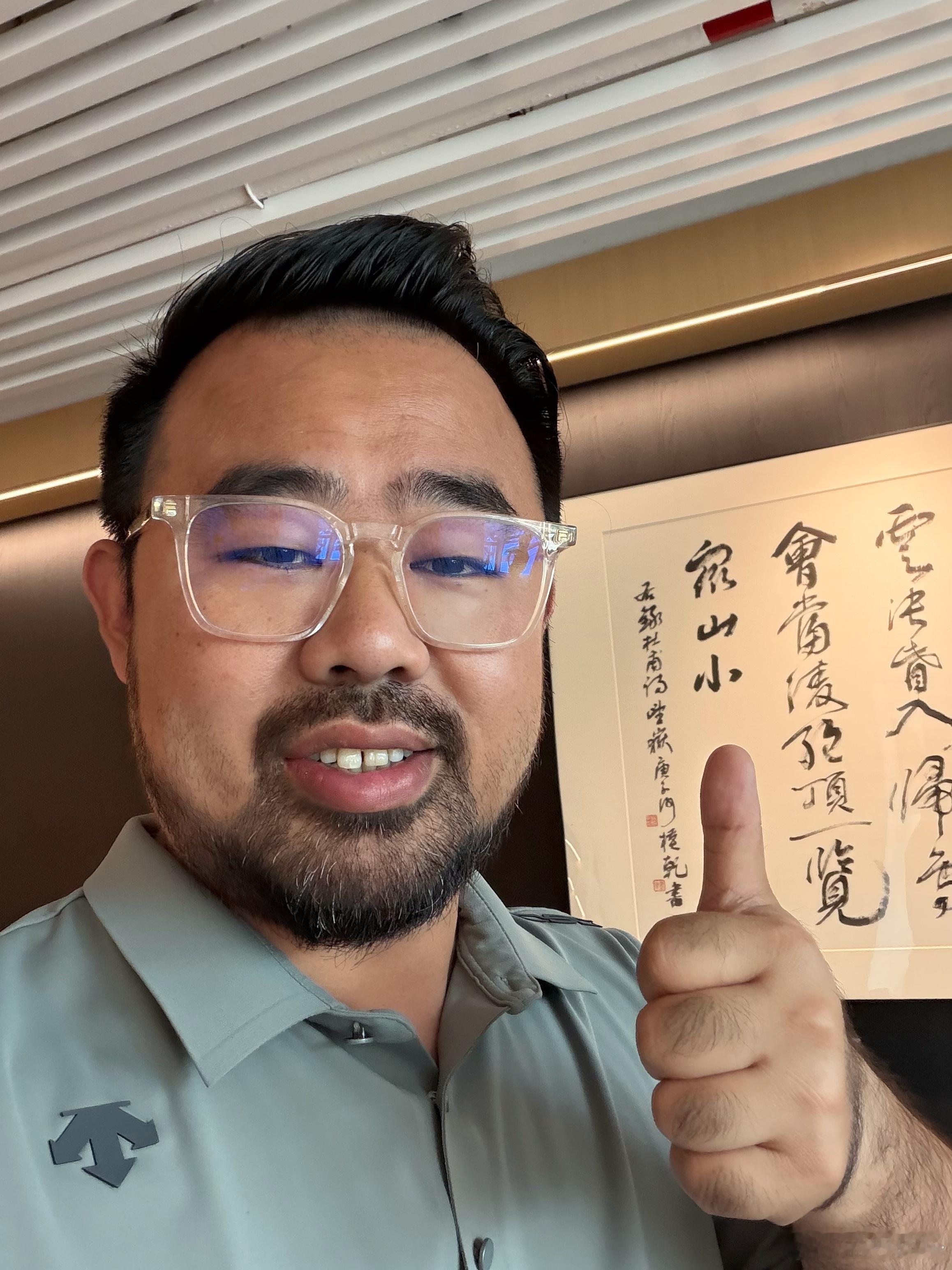 昨晚下楼倒垃圾，环卫老哥说我看着好像很疲惫，我说最近出差多，颈椎好像有点问题，总