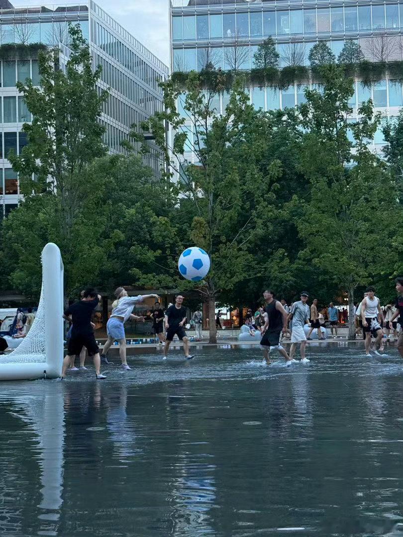 杭州人又在花样过七夕了七夕杭州开启浪漫模式🛍️后陡门甜蜜市集烟火十足，七夕逛吃