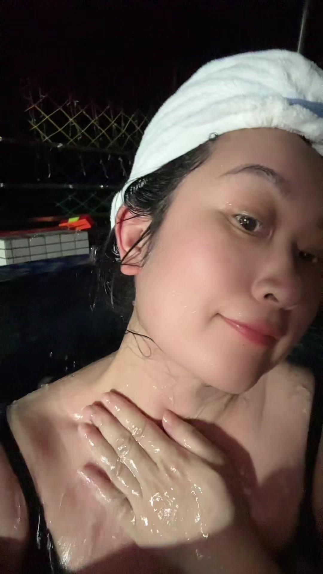 跟同事泡温泉竟然差点晕？💦肥肥白白的水质看着超诱人，一进池就被轻松托起，飘乎乎