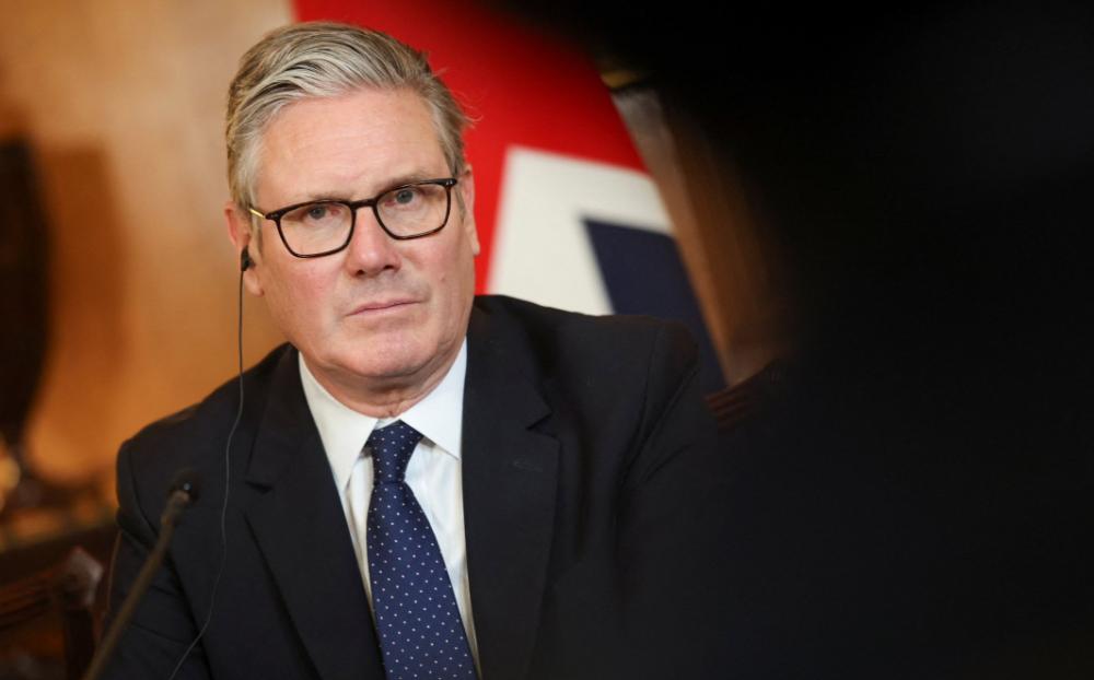 特朗普发了一条帖子，英国首相要换人了。
斯塔默上台不到两年，支持率跌到19%。工