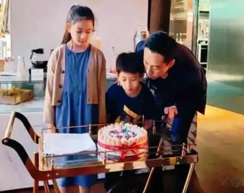 小玥玥太像大S了，从身影到气质都像，美女！
 
老有人说什么后妈对孩子的好不是真