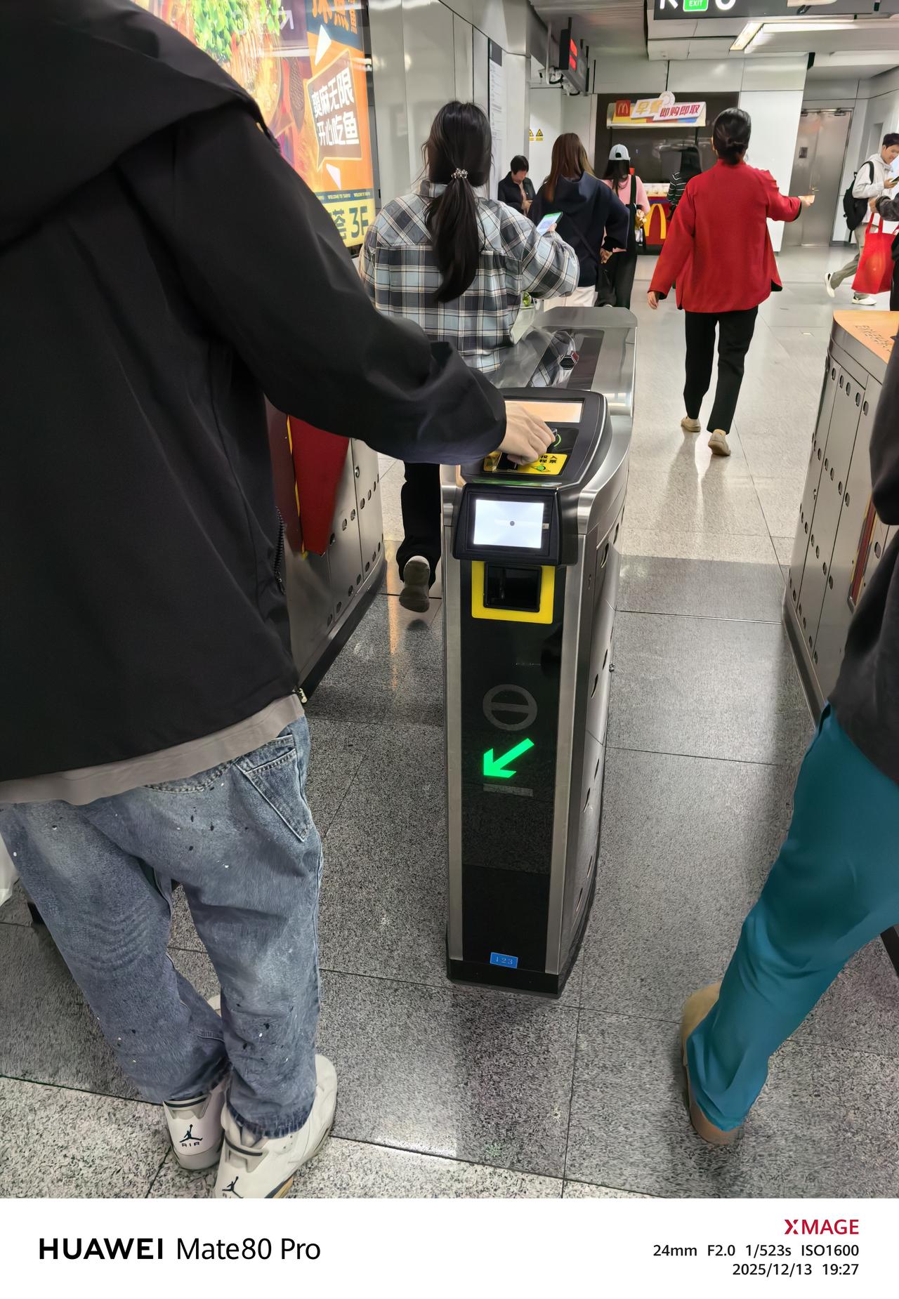 明明NFC刷卡乘车比二维码方便，为什么还有这么多人用二维码乘车呢？

坐地铁的时