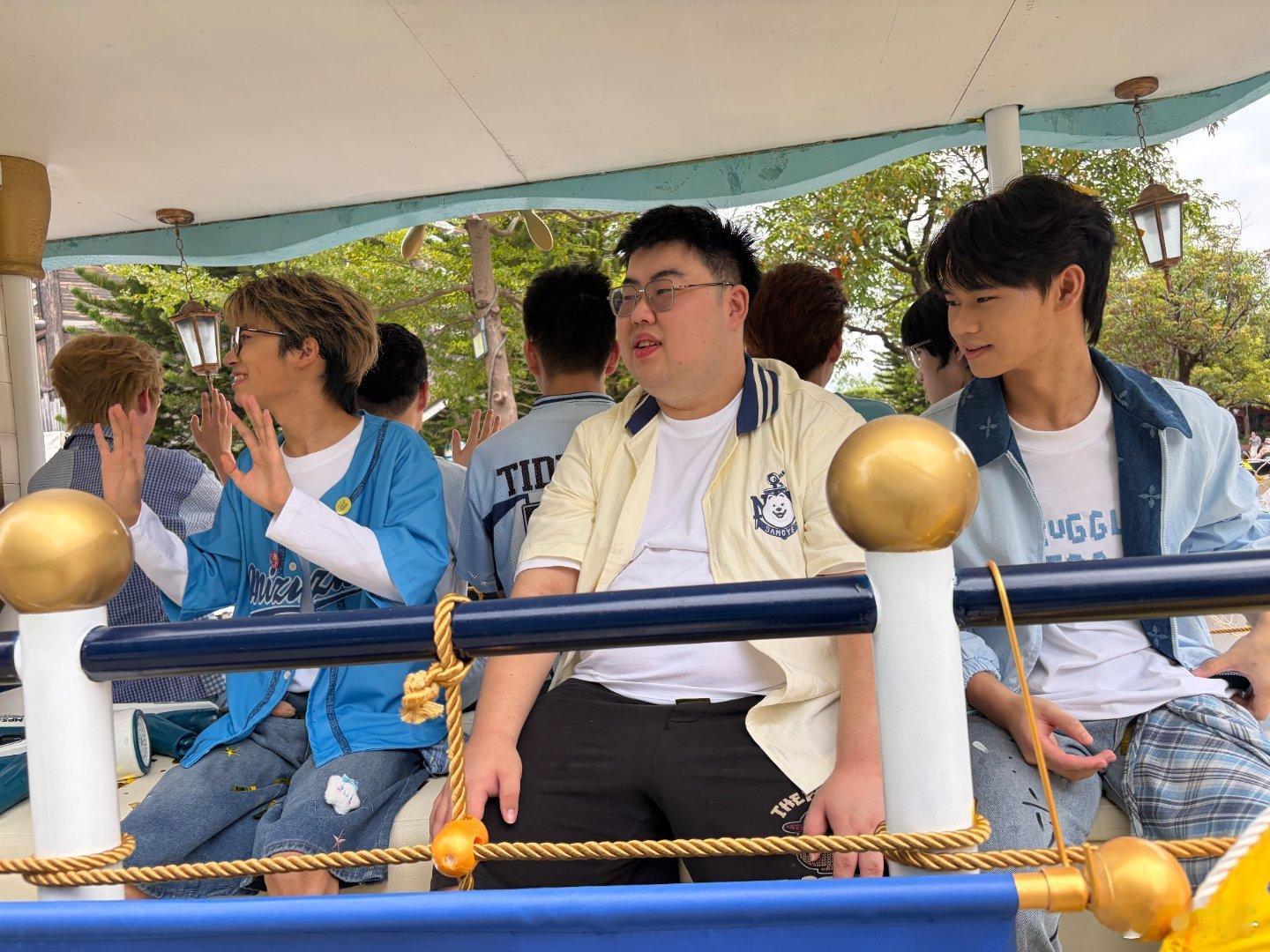 TTG夏决冠军花车来了！一穿四夺冠的全员坐上花车巡游，一路挥手接收粉丝欢呼，现场