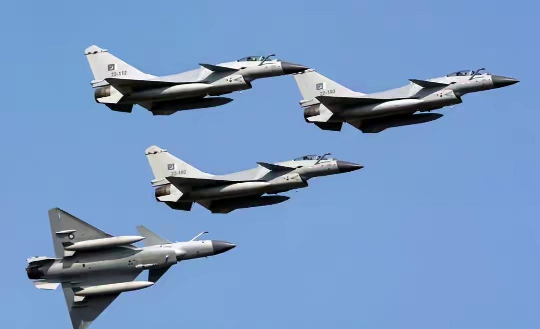 看着巴基斯坦空军的歼-10C，成建制护送伊朗代表团飞进德黑兰，场面是很震撼的，但