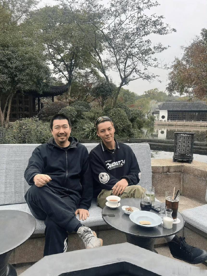突然惊觉，竟看到南派三叔与陈伟霆的合照！难道老九门 2 即将来临？实在是令人期待