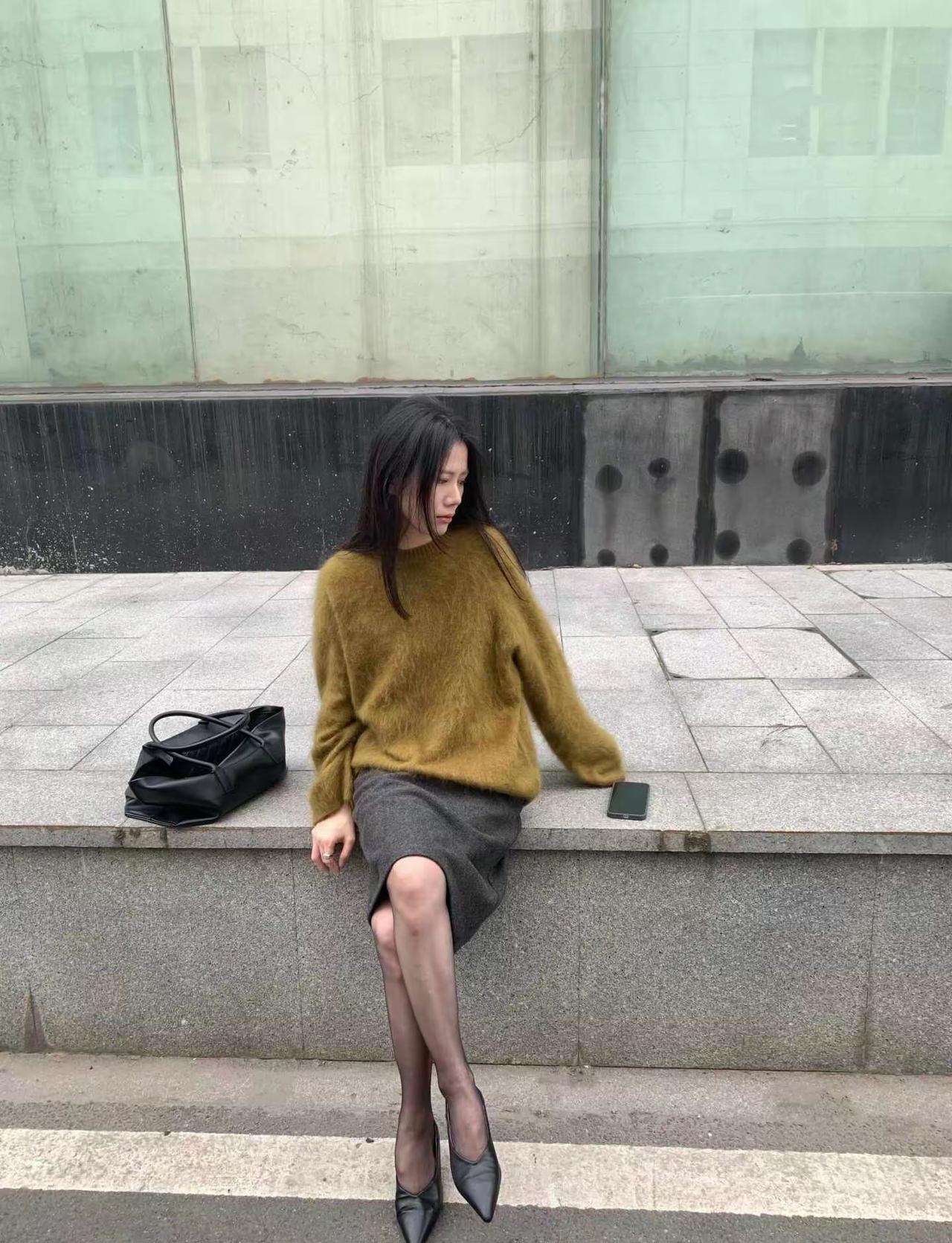 风遇落叶，
衣遇知己，
赴一场秋日穿搭之约