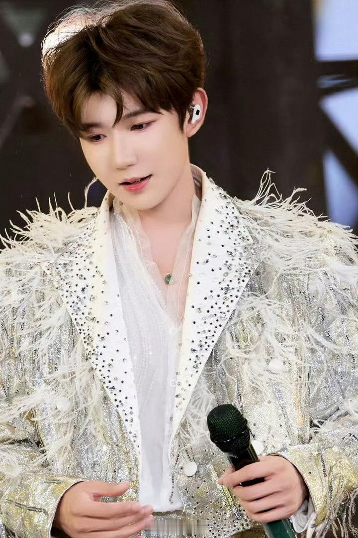 王源雪崩年度金曲年度金曲预定！王源词曲一手包办，看似平缓，情绪张力拉满。藏在平静