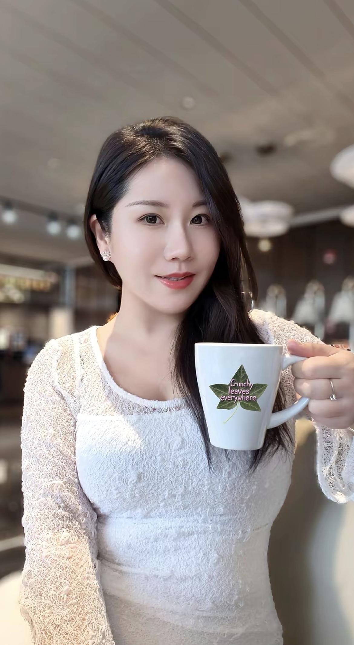 你的眼神陪着我的咖啡，你的心卻在杯中徘徊！