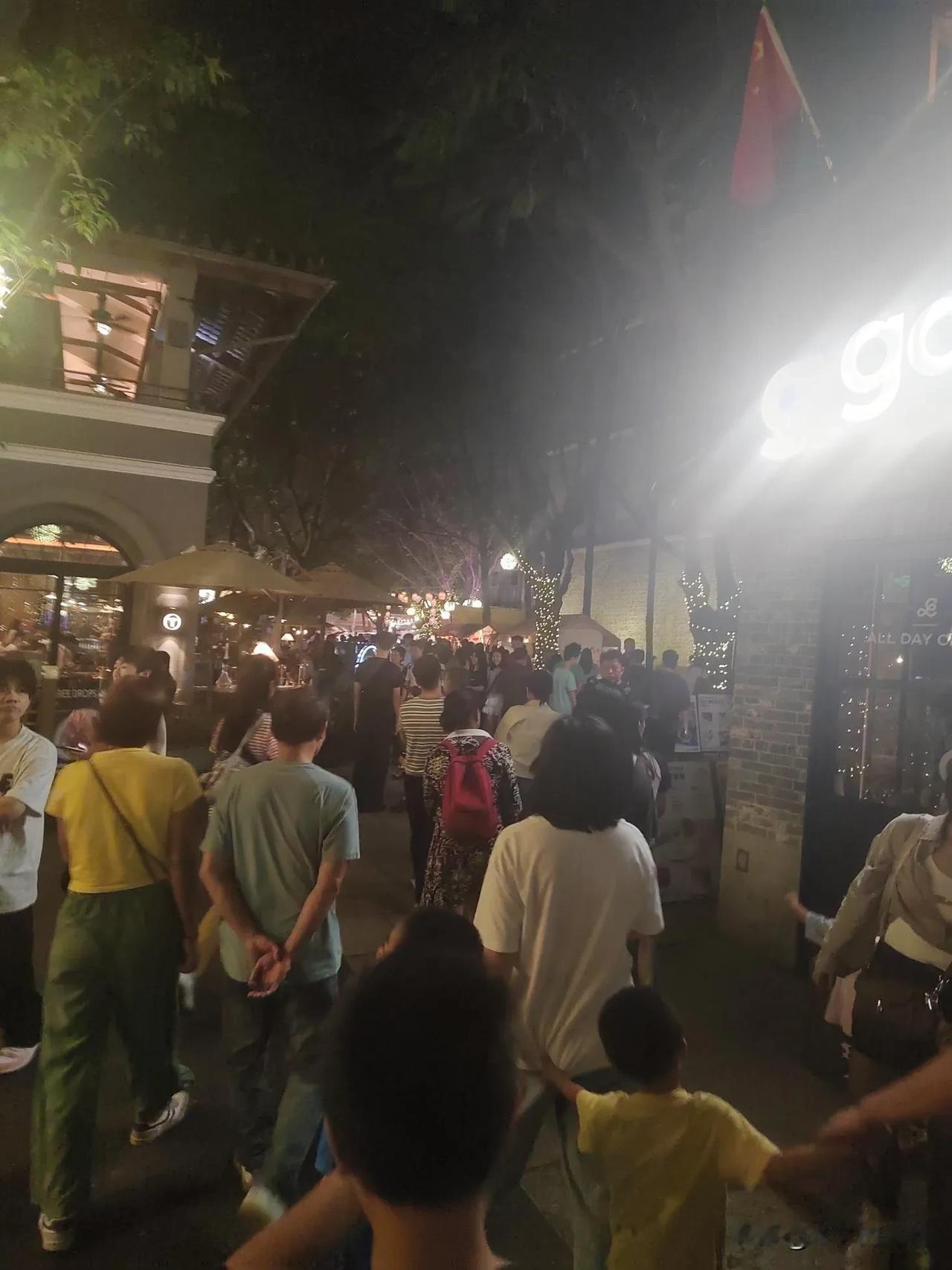 股市大涨，4000点不是梦，国庆人潮如涌！
      今年的国庆，吃喝玩乐相当