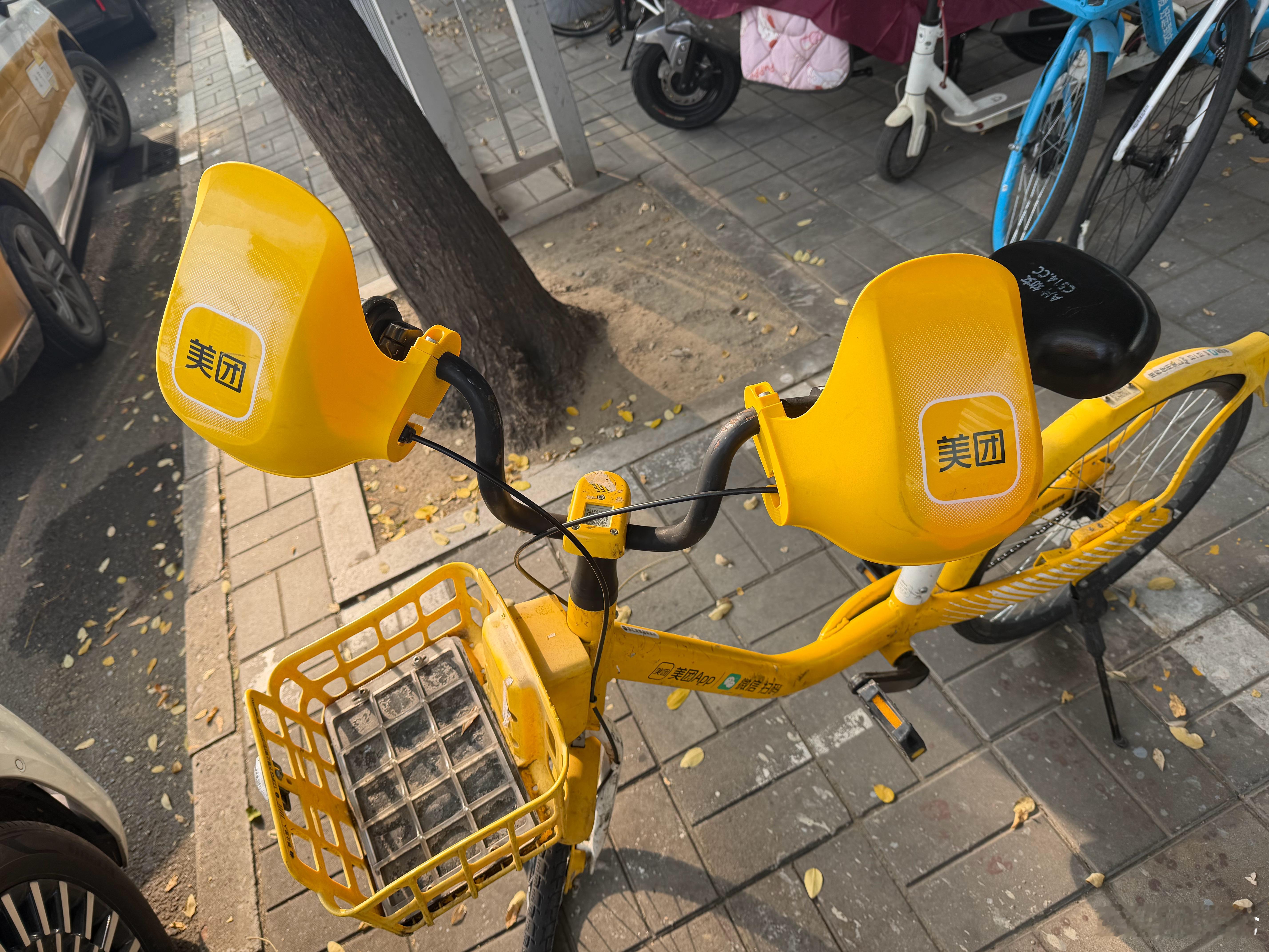 北京美团，还是太先进了。旁边的青桔和哈啰，显得暗淡了。这个手喽子是干啥的？保暖还