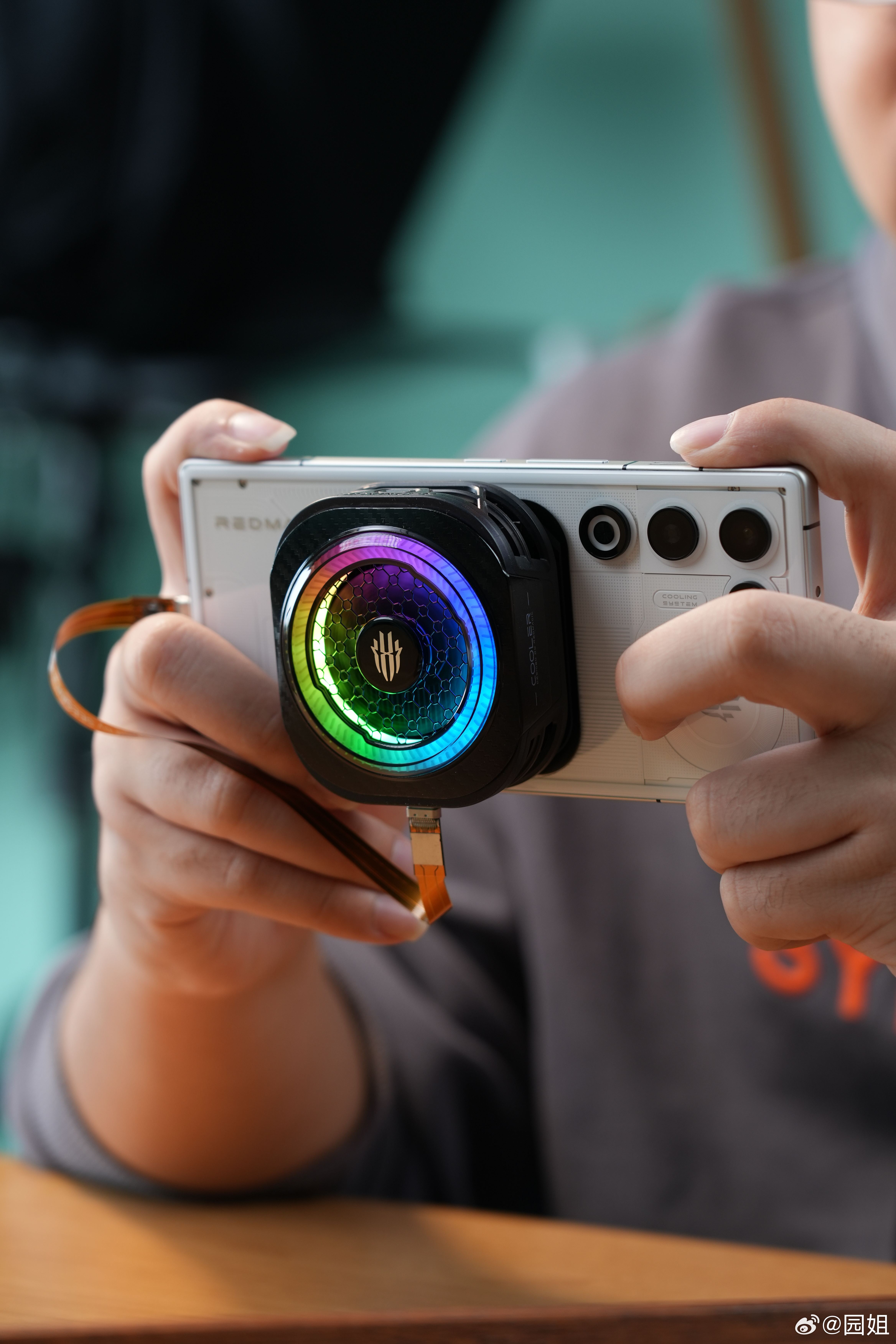 气温渐暖，是时候拿出游戏神器了，红魔散热器8 Pro，仿碳纤外壳，上电后炫彩灯效