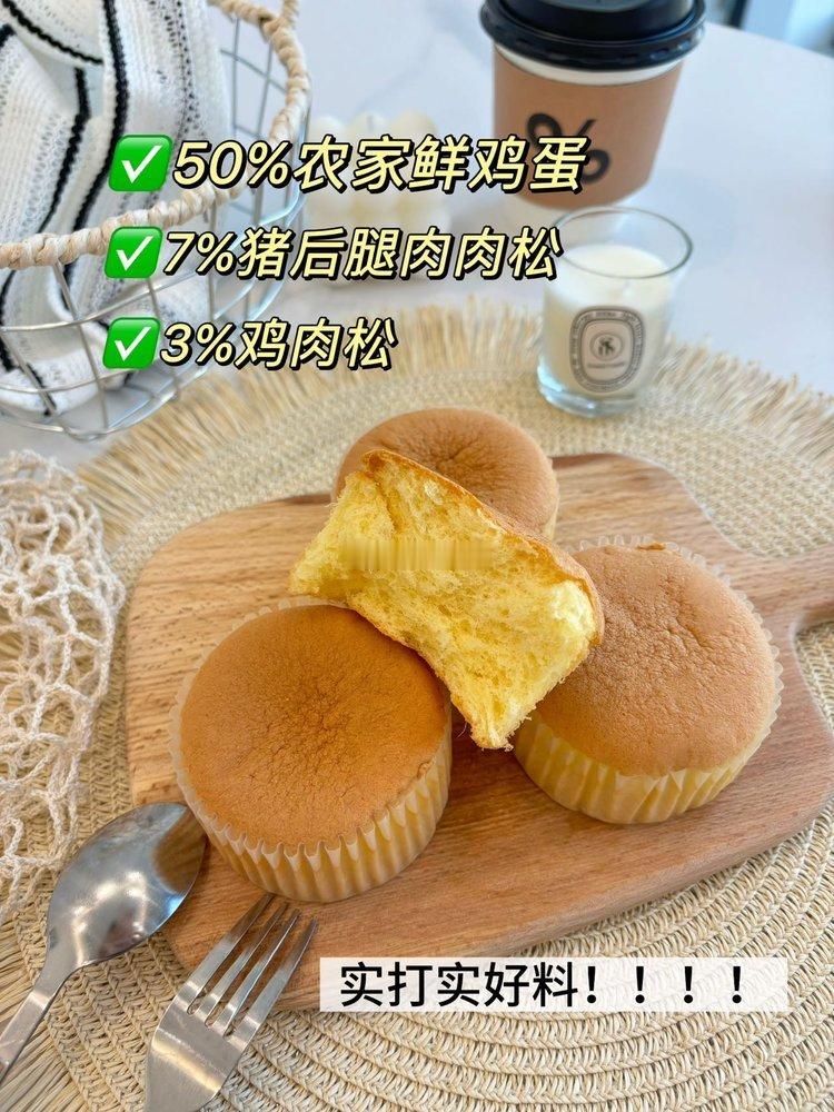 刚到家，终于把娃哄睡了,坐在沙发上想着看会八卦，顺手拆了一包小助理寄来的肉松蛋糕