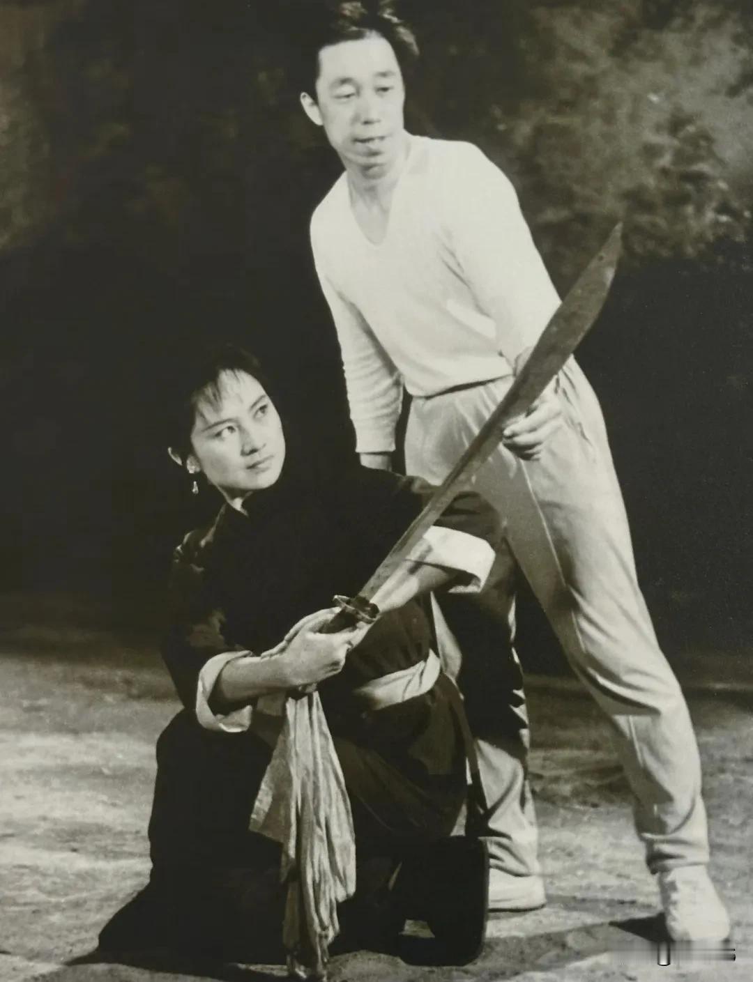 张金玲 吴海燕练功
吴海燕是京剧演员，有童子功，演白莲花武功这方面难度不大
张金