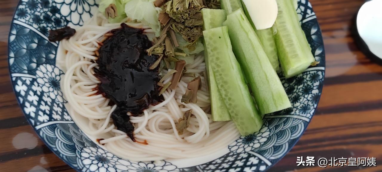 ---

微头条：

老伴儿今天又馋炸酱面了， 您还甭说，老北京就好这一口！😄