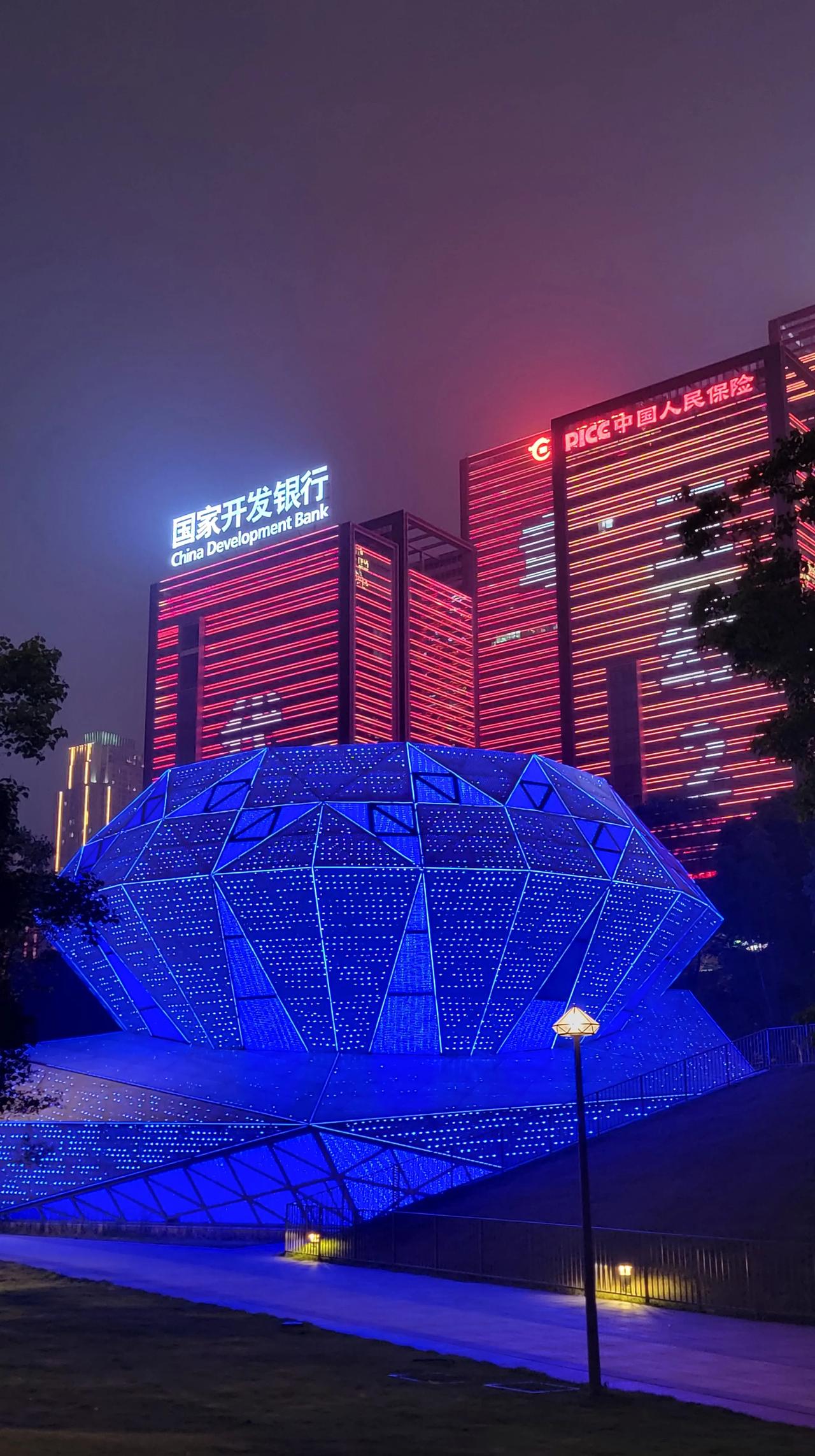 手机镜头下的大重庆 江北嘴钻石广场 
重庆网红打卡地，江北嘴钻石广场。