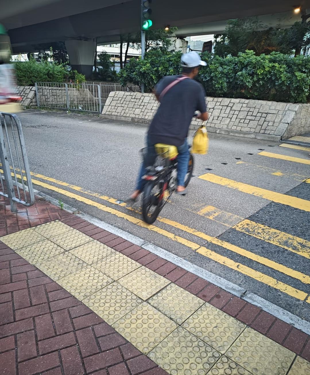 为啥香港外卖小哥骑山地车不骑电瓶车呢？是因为资本主义的减少充电成本支出，剥削剩余