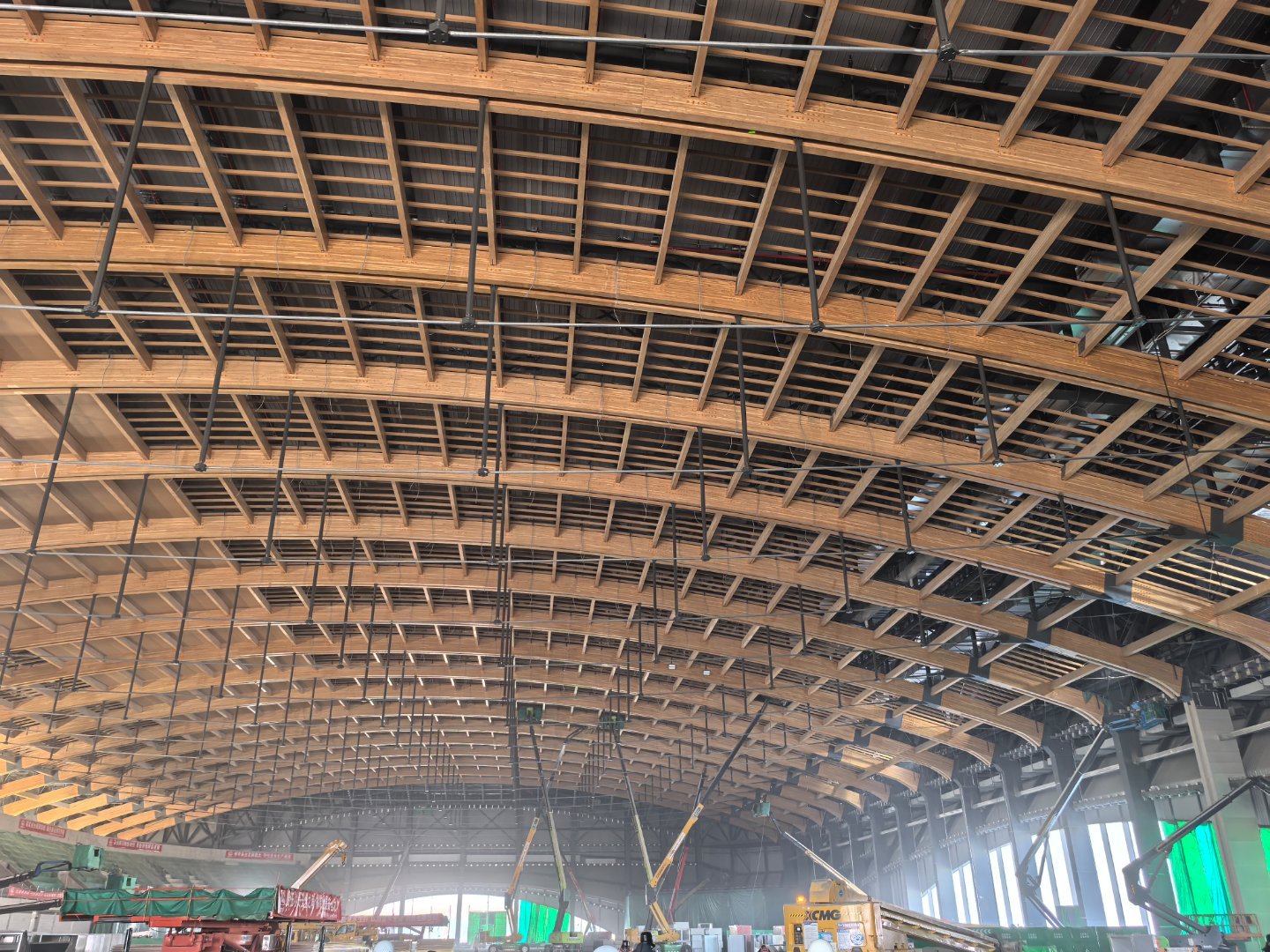 冬日雪暖阳“迎接冬奥会，建功王家湾”，一到十五冬场馆的建设工地，远远就看到了这个