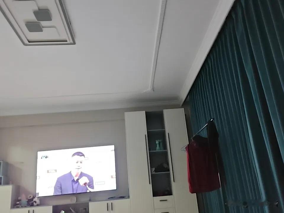 辽宁队赢了，杨明长出了一口气儿。
付豪脱胎换骨，终于对得起他那份儿顶薪了。
付豪