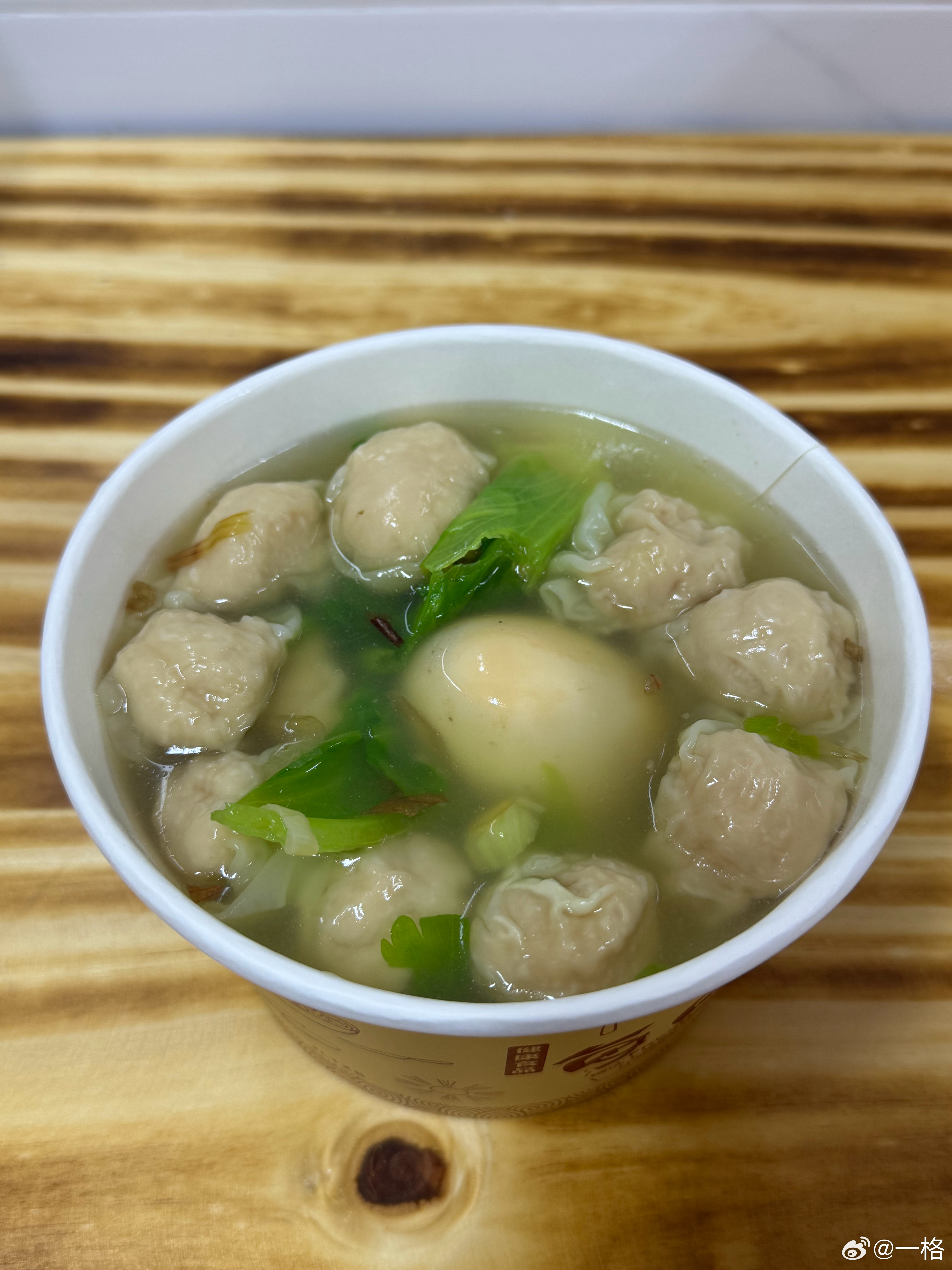在医院附近的小饭馆点了一份扁食，10块一份，加了个卤蛋2块钱，看着环境都好一般，