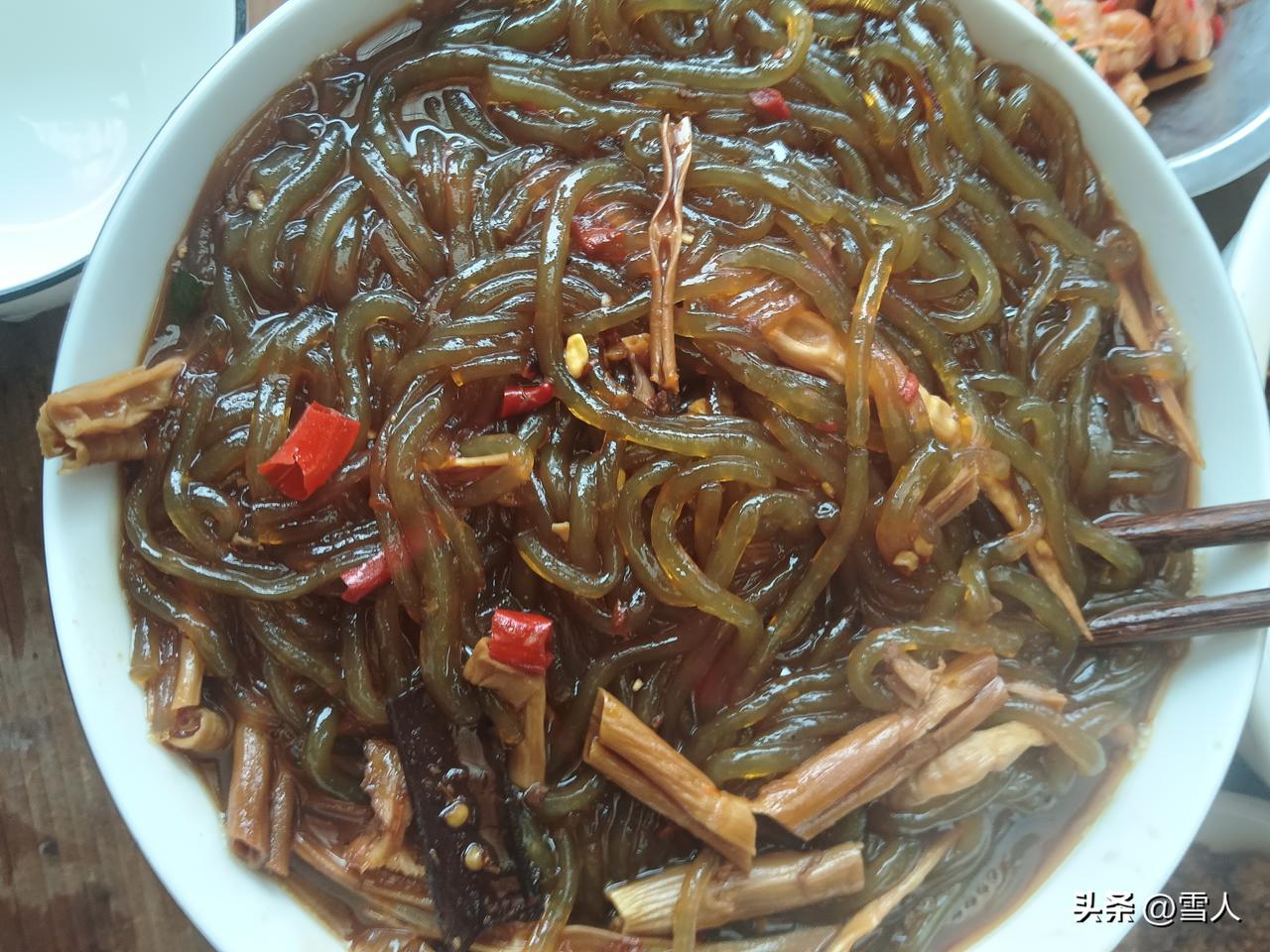 红薯粉是湘超冠军城的特色特产，口感筋道、吸味十足，搭配家常卤水烹饪格外入味。我平