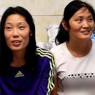 1米87的大姐在工厂流水线上弯着腰，1米98的妹妹站在世界之巅扣杀。 朱婷能走到