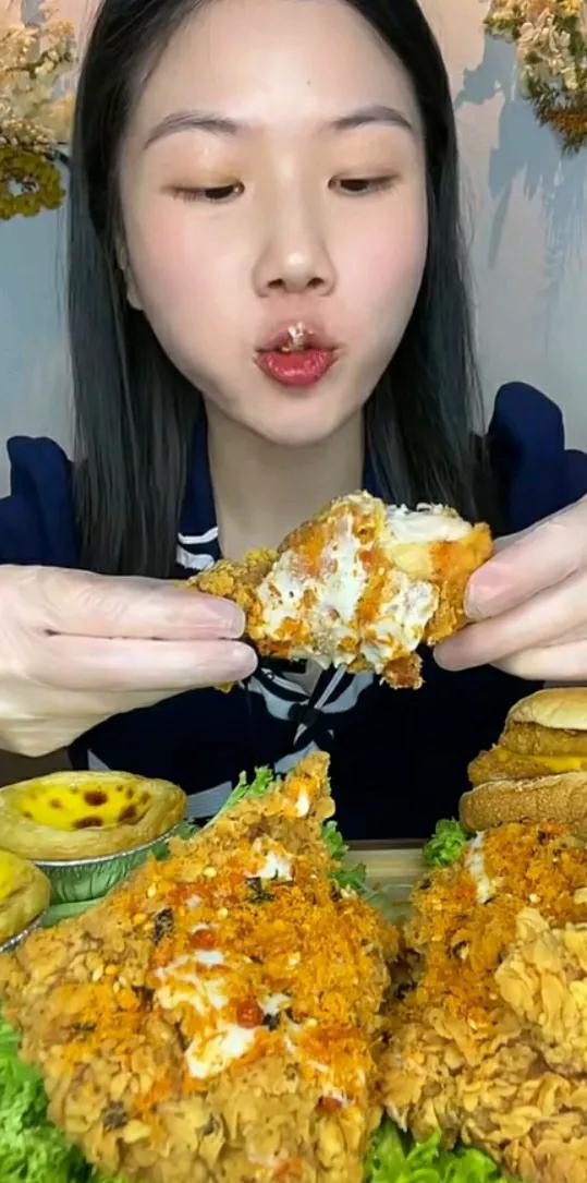 香脆肉块夹，唇齿留香醉。#生擒美食美味# #避风塘蟹味柳堡# #同舌尖上的美食#