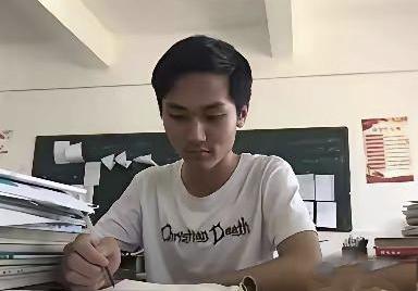 一个从山沟里考出来的研究生，工作9年给家里转了70多万，回家发现父母连一万块存款