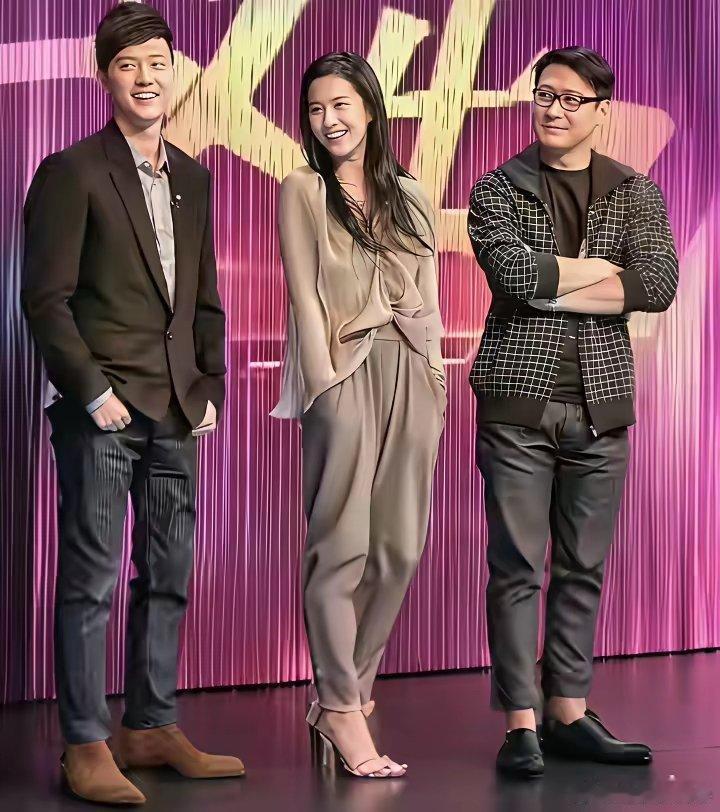 冯绍峰的身材是真的好呀，连大帅哥黎明站在他旁边都没他笔挺帅气。 