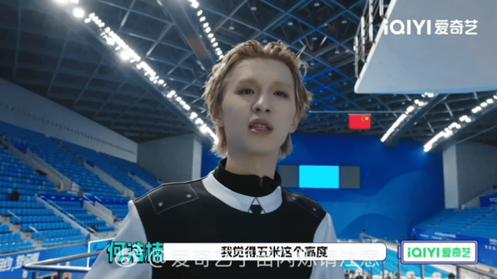 何浩楠空中侧转跳水 隐藏实力大爆发！小何站在五米的跳台上自信站立，还不忘让队友记