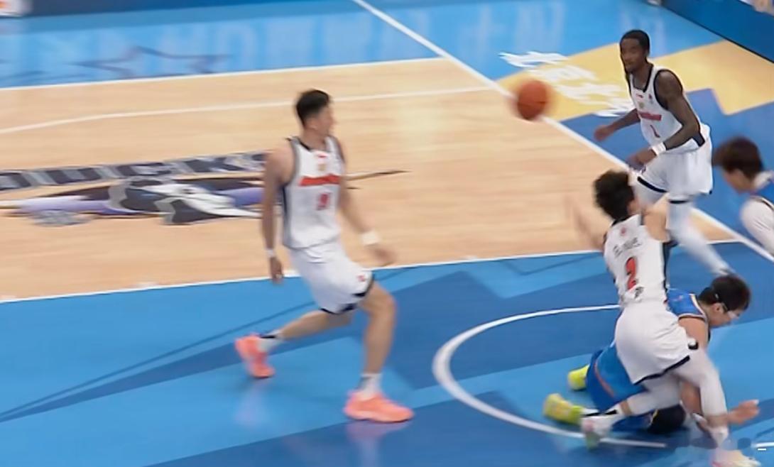 周琦摔倒，意外撞上了徐杰的腿受伤，被队友背下场，希望没事啊！！！北京男篮vs广东