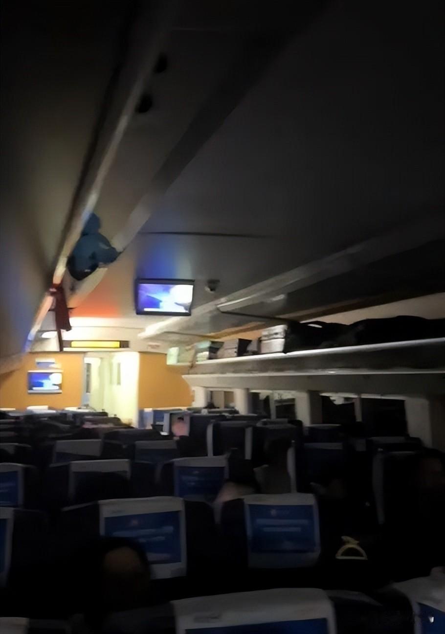 列车突然停了！
5月30日9时许，从广州南开往四川广元的D1804次列车正在贺州